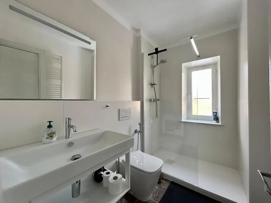Fancy Apartment Bright With City And Mountain View On An Ancient Staircase 5 Mins To The Station With 2 Balcony With Amazing City View لا سبيتسْيا