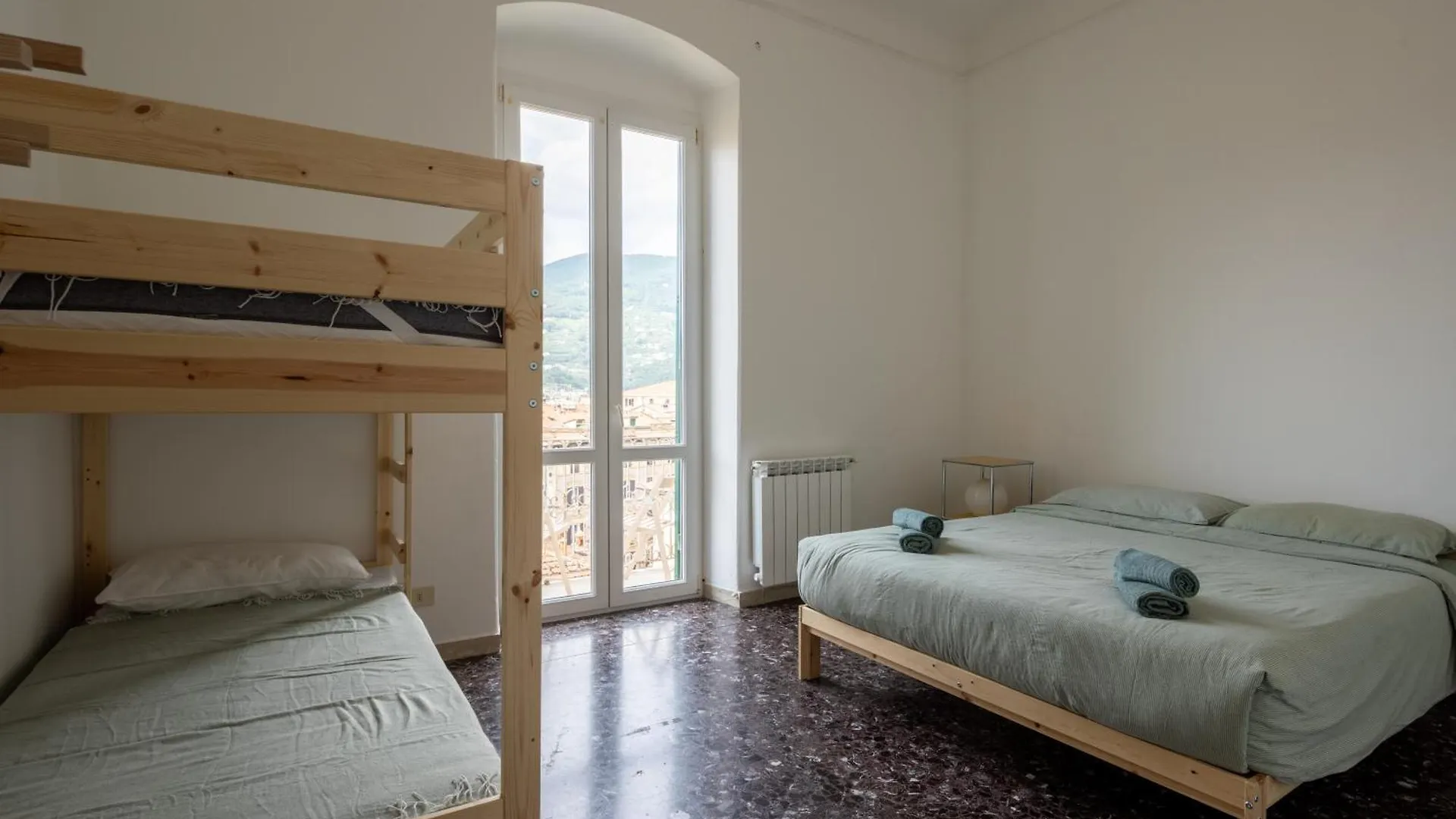 Fancy Apartment Bright With City And Mountain View On An Ancient Staircase 5 Mins To The Station With 2 Balcony With Amazing City View لا سبيتسْيا